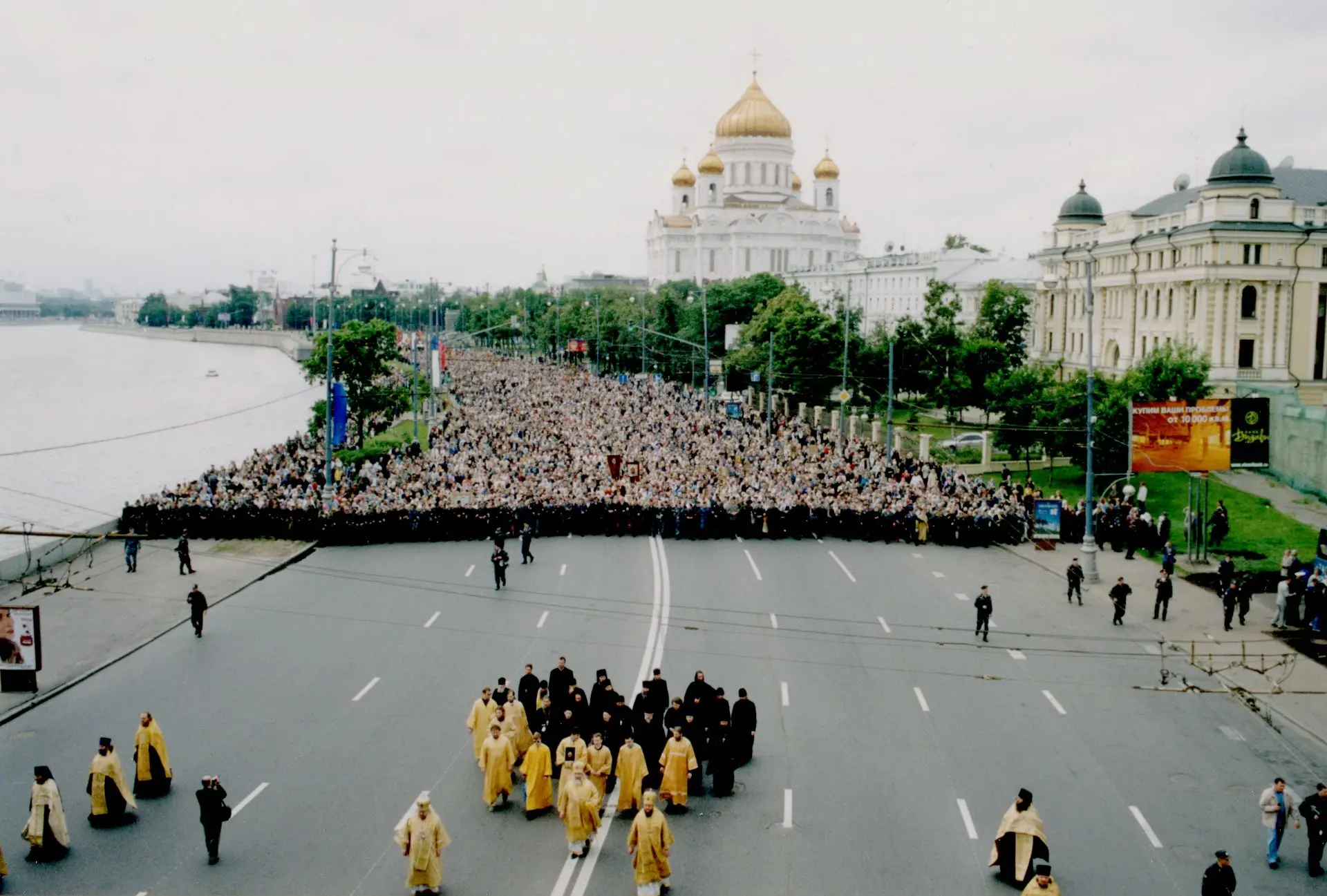 Вячеслав Сачков. Крестный ход. Прибытие Мощей Андрея Первозванного в Москву. 2003 год.