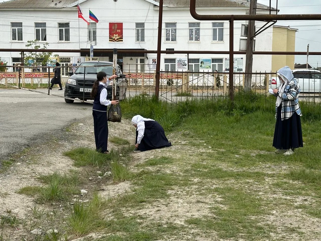 Трудовой десант «Уборка школьной территории».Сегодня  учащиеся 6 «В» класса дружно вышли на уборку т