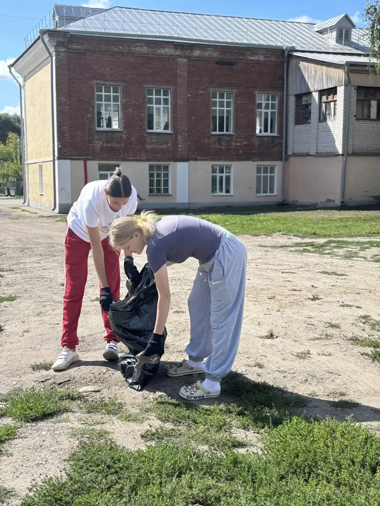 «Во время летних каникул наш трудовой отряд не скучает — ребята приносят пользу и учатс...