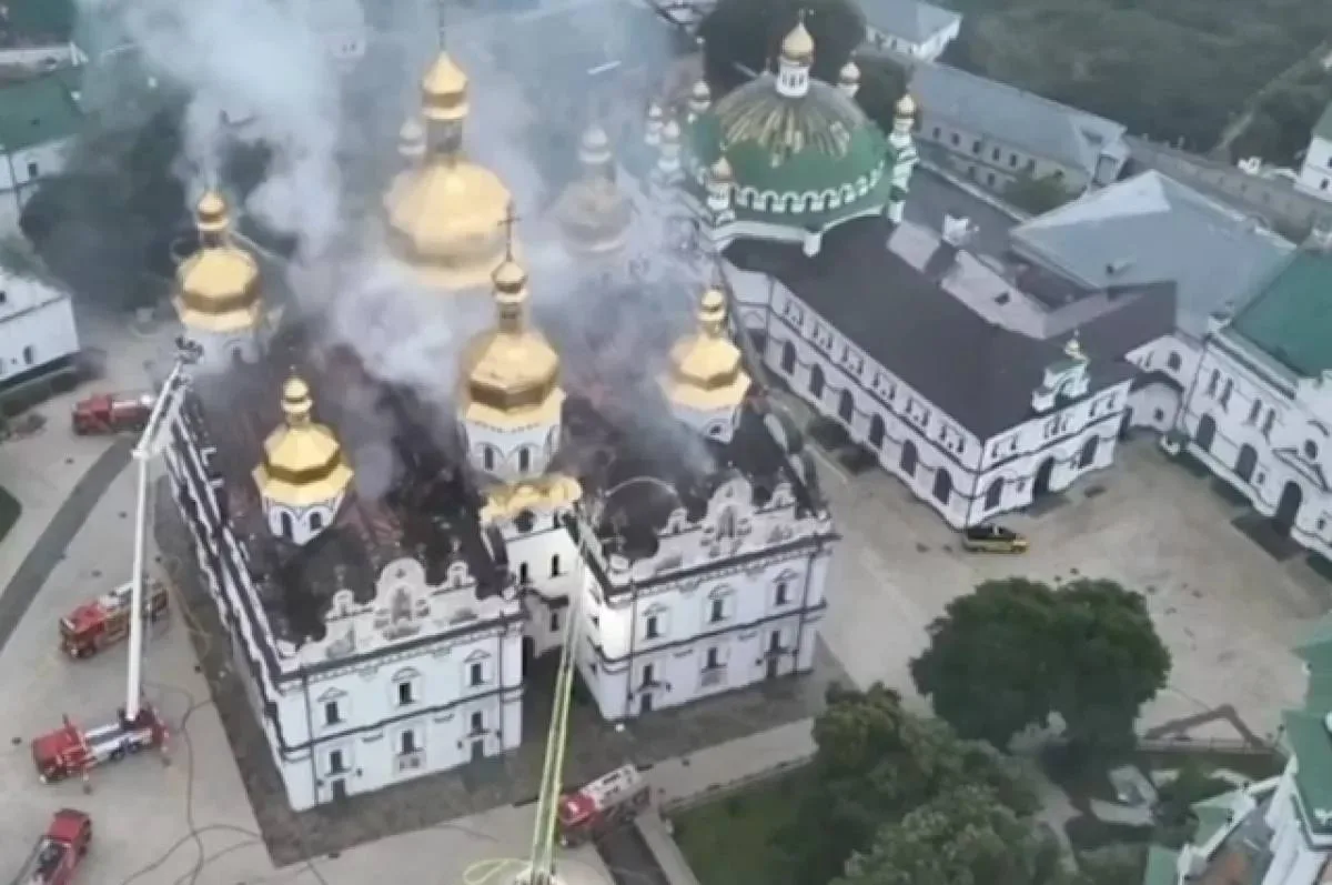 На фотографиях первым бросается в глаза дым, не огонь даже.

Странное серое облако над золотыми купо