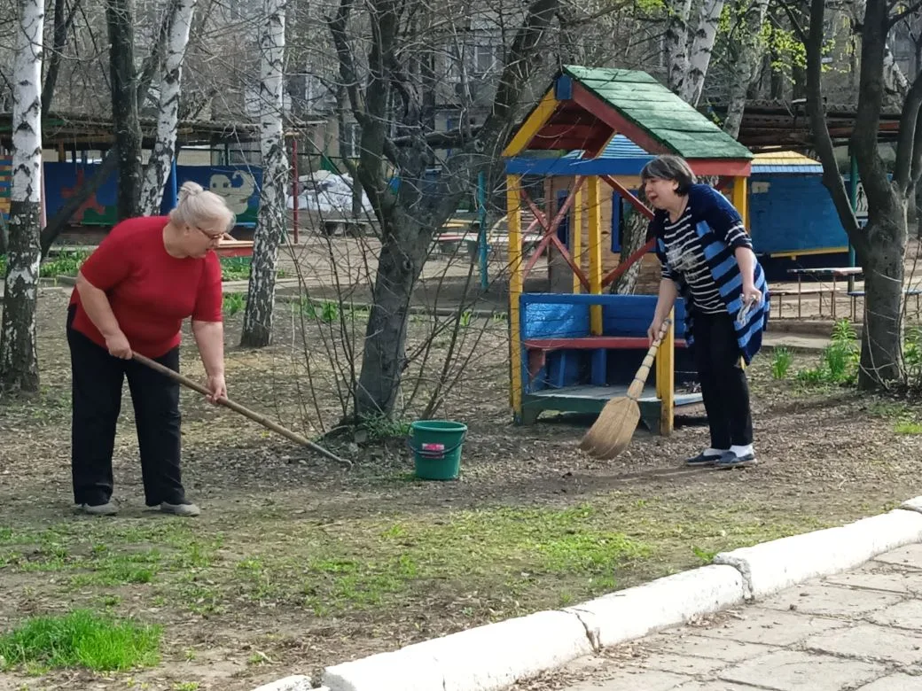 4 апреля сотрудники нашего дошкольного учреждения приняли участие в общегородском субботнике. Убрана
