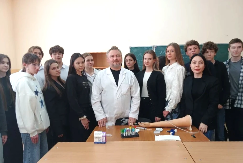 Школьники из Оренбурга познакомились с сестринским делом  Школьники 10-11-х классов из Оренбурга смо