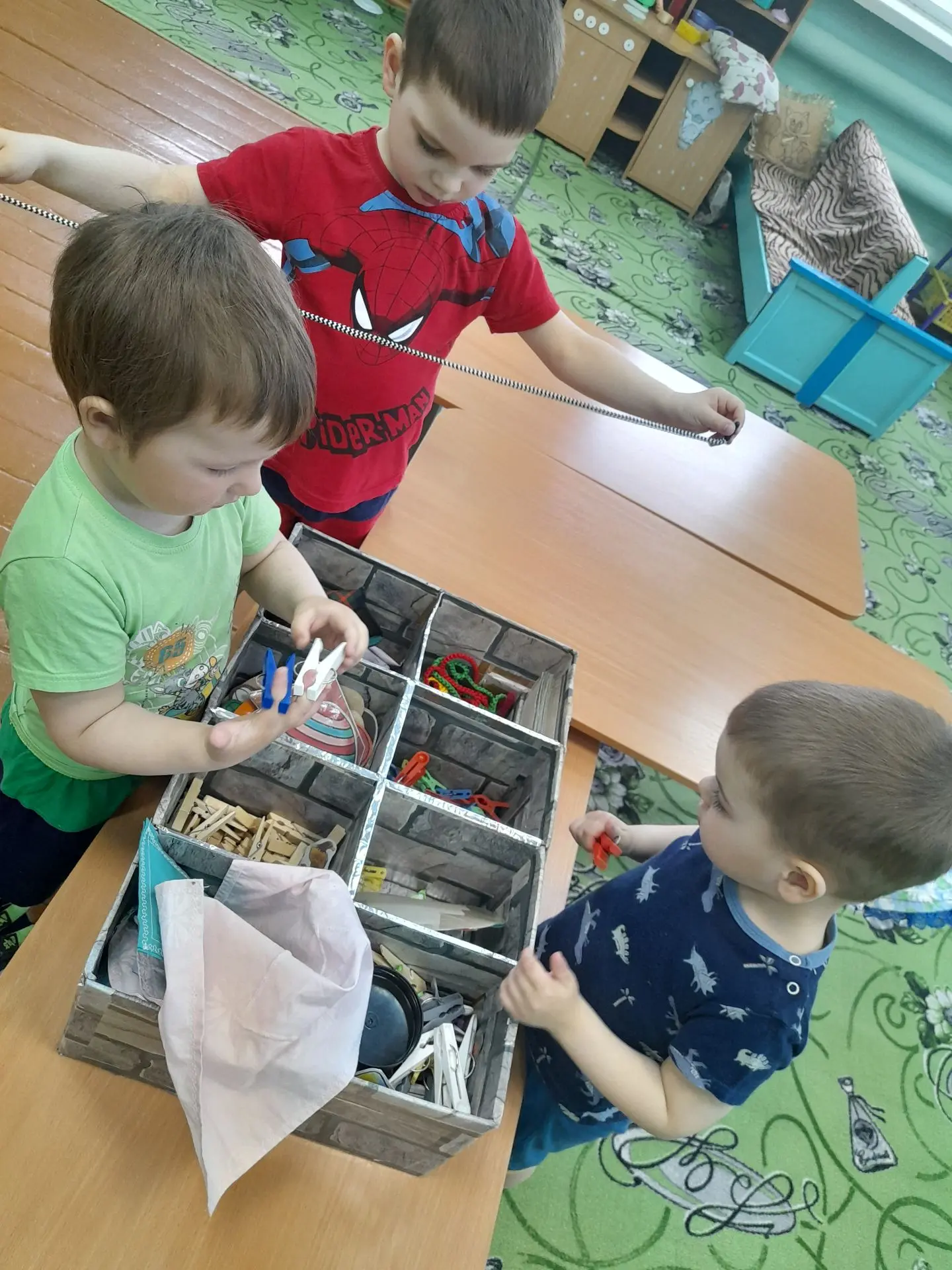 Во второй младшей группе сегодня день прищепки. Ими скрепляем, украшаем, играем