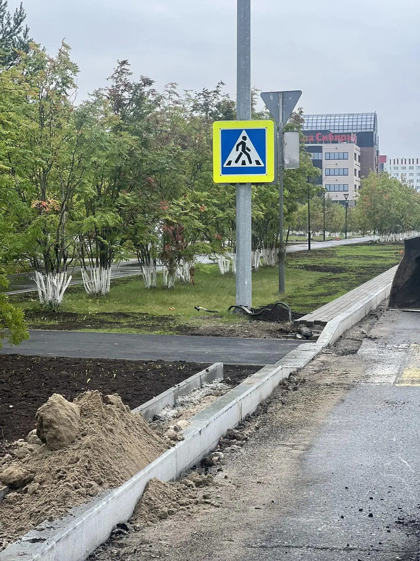 В Когалыме обновляют более двух тысяч бордюров