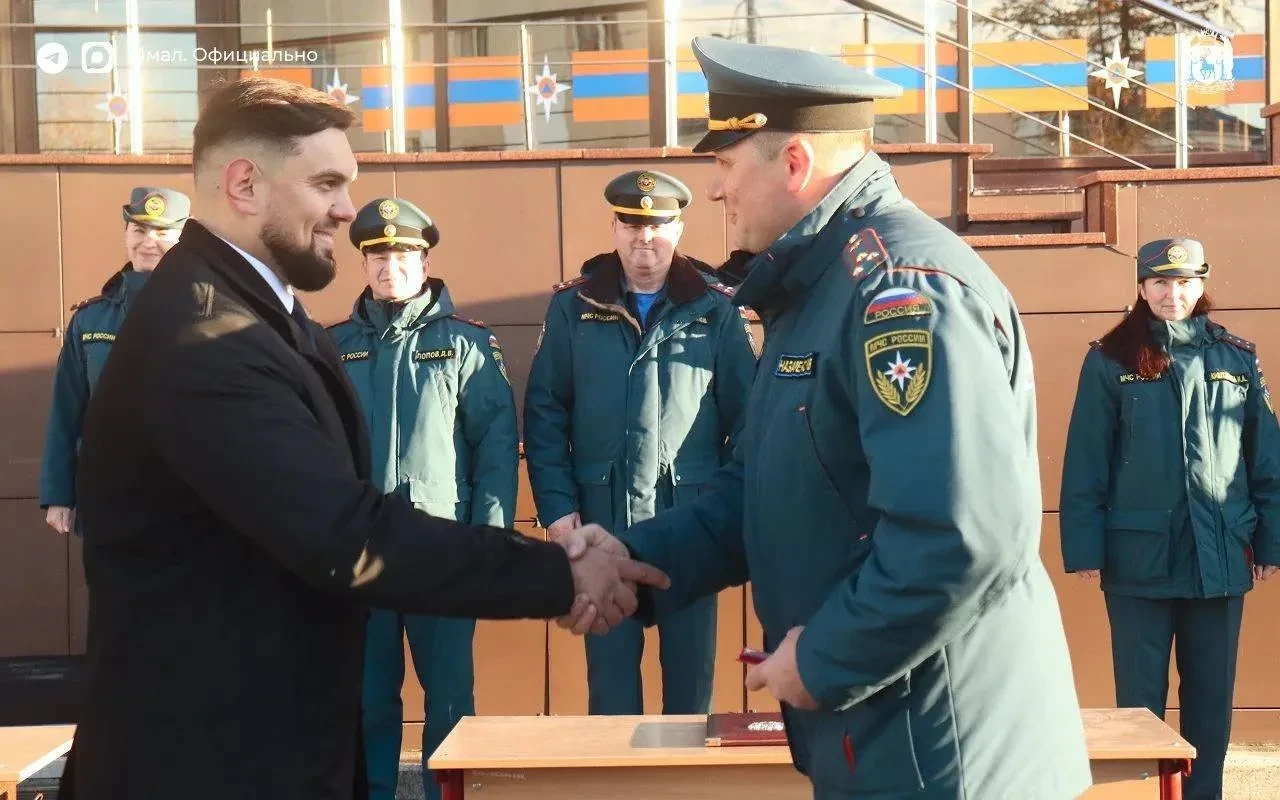 Жителю Ямала Богдану Рублевскому вручили медаль «За спасение на пожаре». Он помог людям...