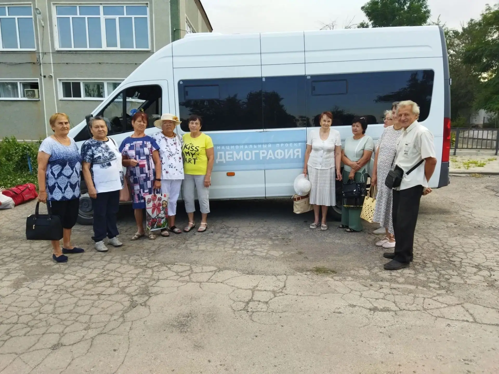 12 августа мобильная бригада бесплатно доставила жителей хутора Старопетровский в район...
