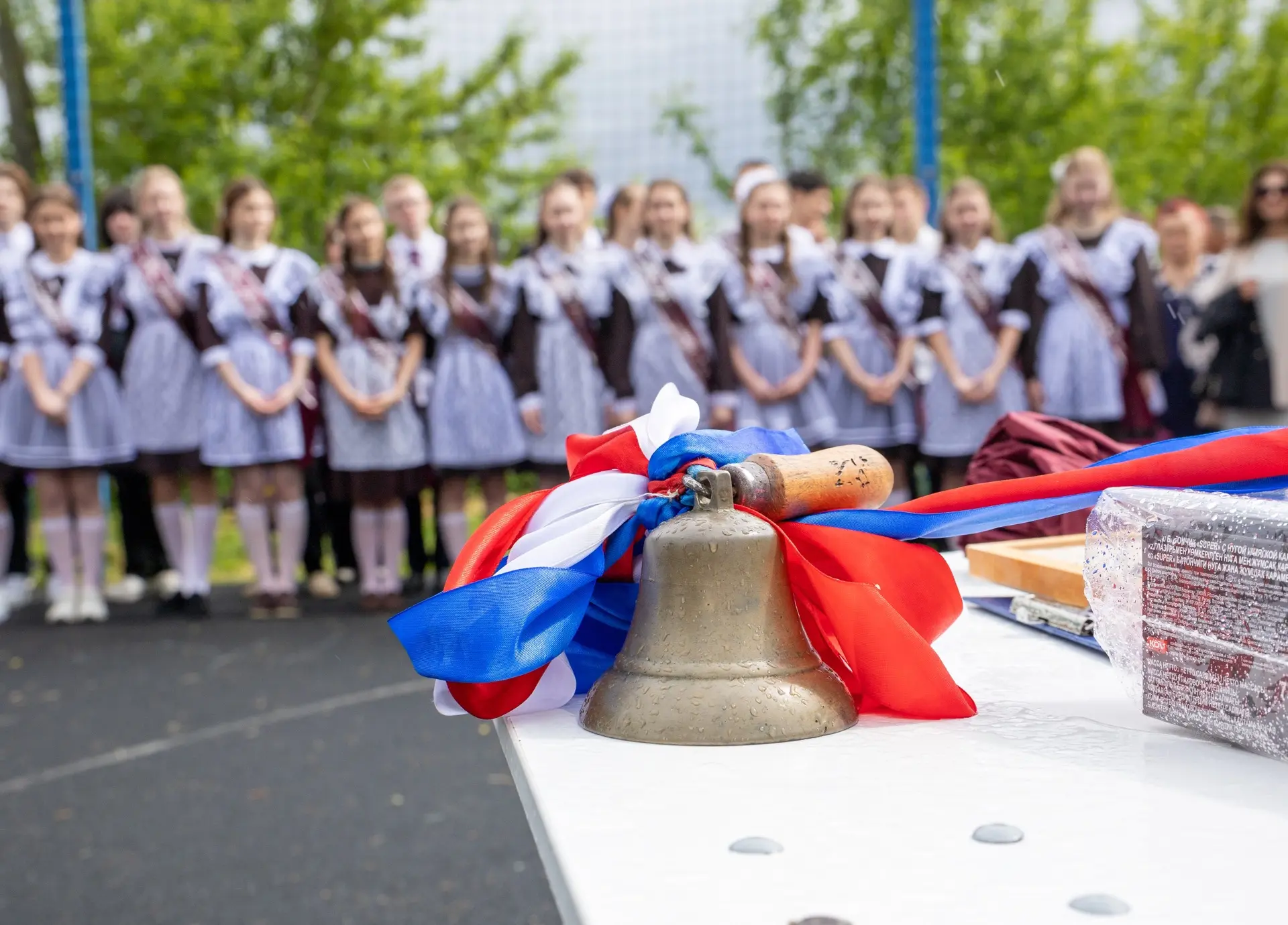 Дорогое выпускники, поздравляем с последним звонком! Желаем, чтобы ваш путь был счастли...