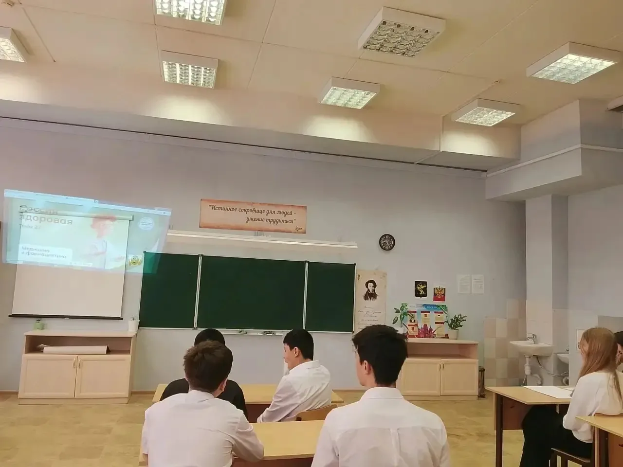 🔬 Сегодня ученики нашей школы приняли участие в увлекательном занятии курса внеурочнойдеятельности «
