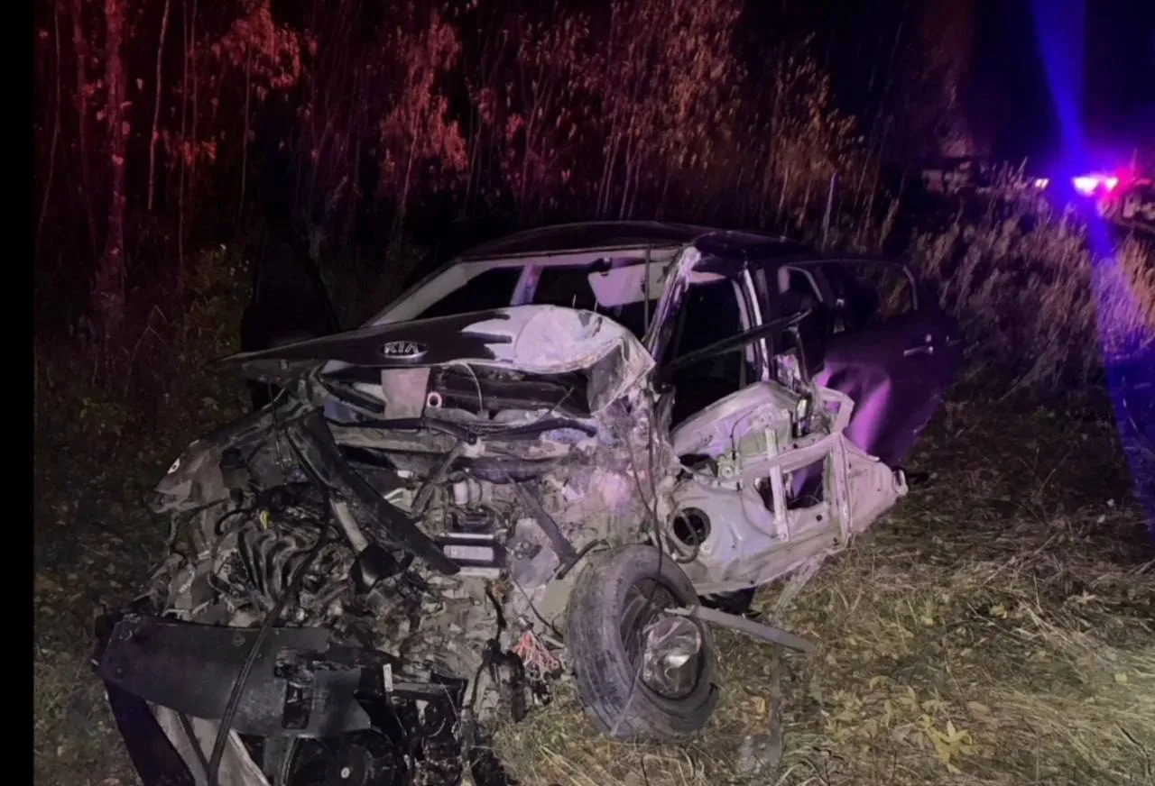 Два человека погибли при лобовом столкновении Kia и КамАЗа на трассе Тюмень — Ханты-Ман...