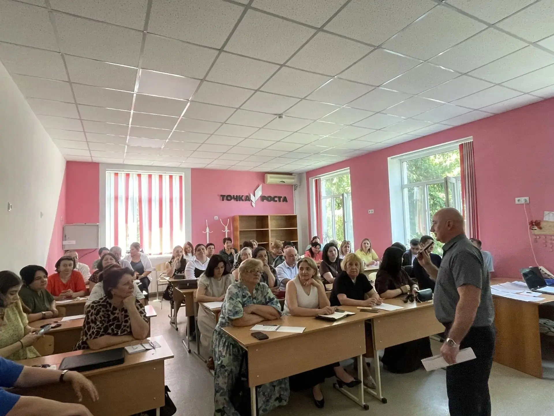 Институт развития и подготовки кадров провел очное занятие для учителей обществознания на базе школы