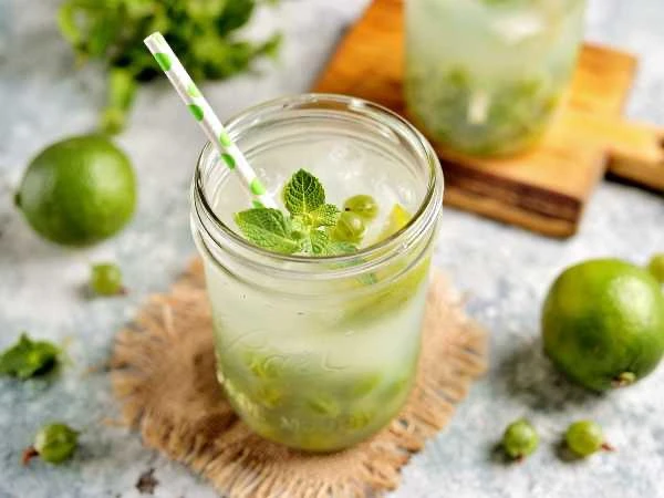 🍹 Мохито из крыжовника.  Ингредиенты:  • Крыжовник спелый — 250 г • Мята — 3–4 веточки • Лайм — 0,5 