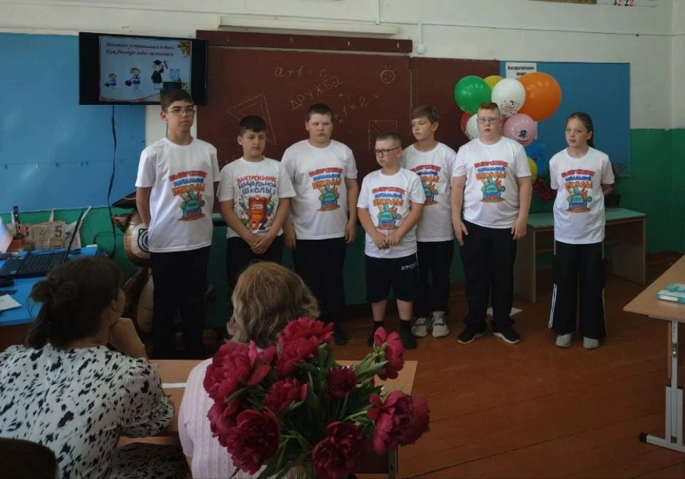 🎓 Вот и пролетели четыре года начальной школы! Кажется, ещё вчера наши четвероклассники робко садил