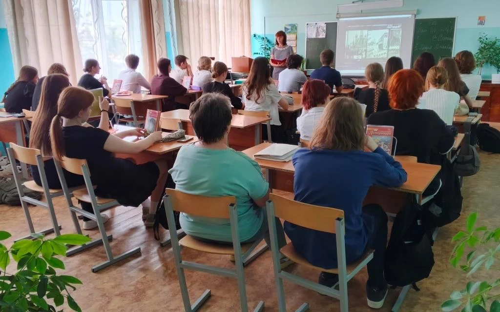 21 мая сотрудники Новомичуринской городской библиотеки для десятиклассников школы №3 (у...