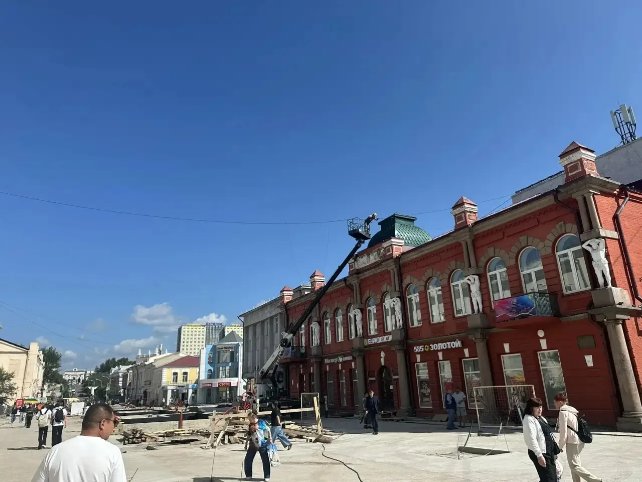 Продолжается демонтаж воздушных кабельных линий на Арбате.
