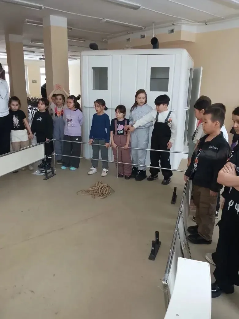 А САМЫМ МАЛЕНЬКИМ ВСЁ ТОЖЕ ИНТЕРЕСНО.  Ученикам начальной школы ещё расти и расти до возраста выпуск