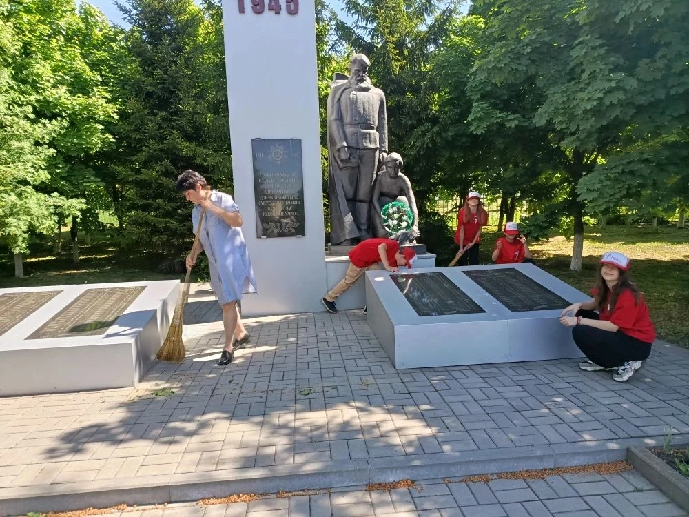 В нашей школе стало доброй традицией заботиться о чистоте и порядке на прилегающей терр...
