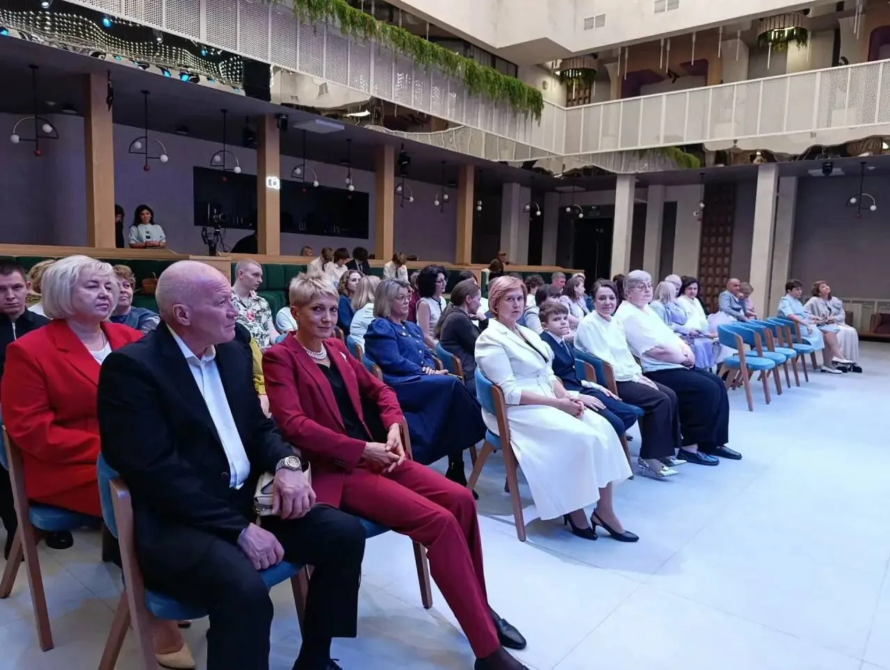 🎓 Накануне Дня учителя Артюхов наградил педагогов Ямала