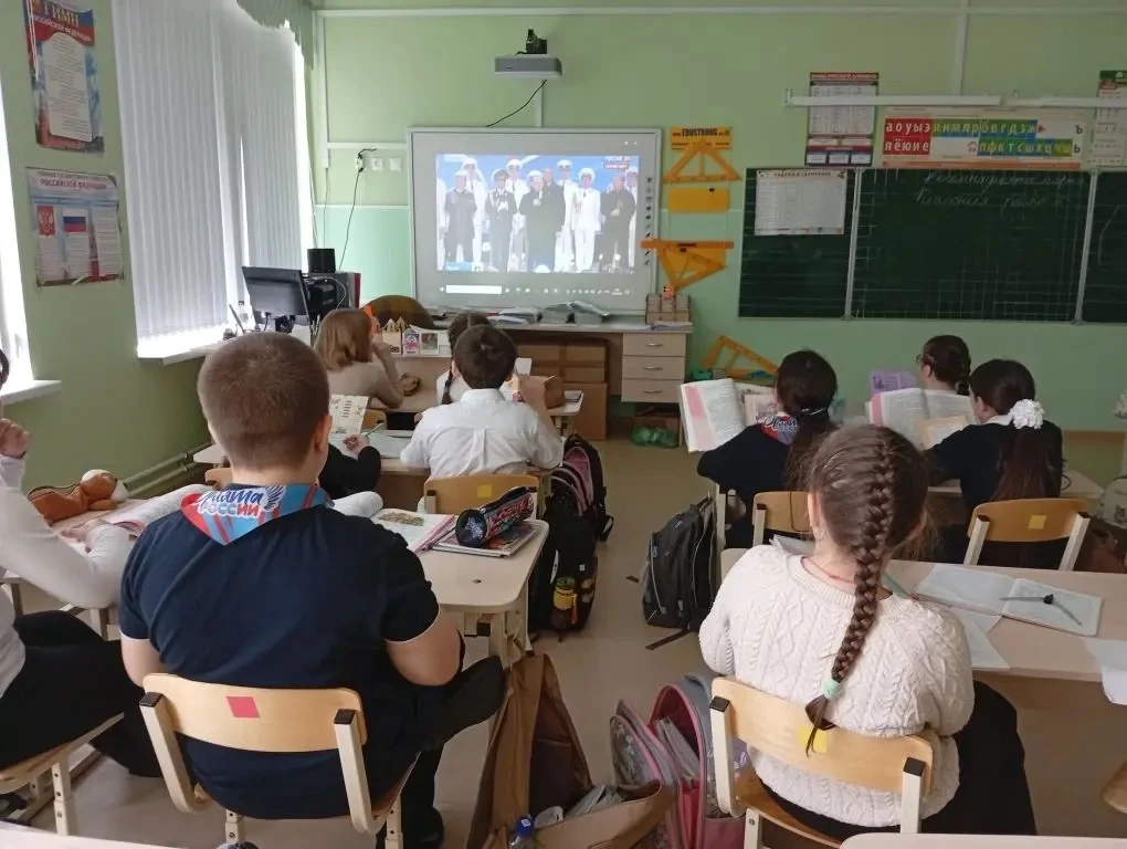 🗓 Важная дата в истории нашей страны! Сегодня, 18 марта, в нашей школе прошли тематические классные 