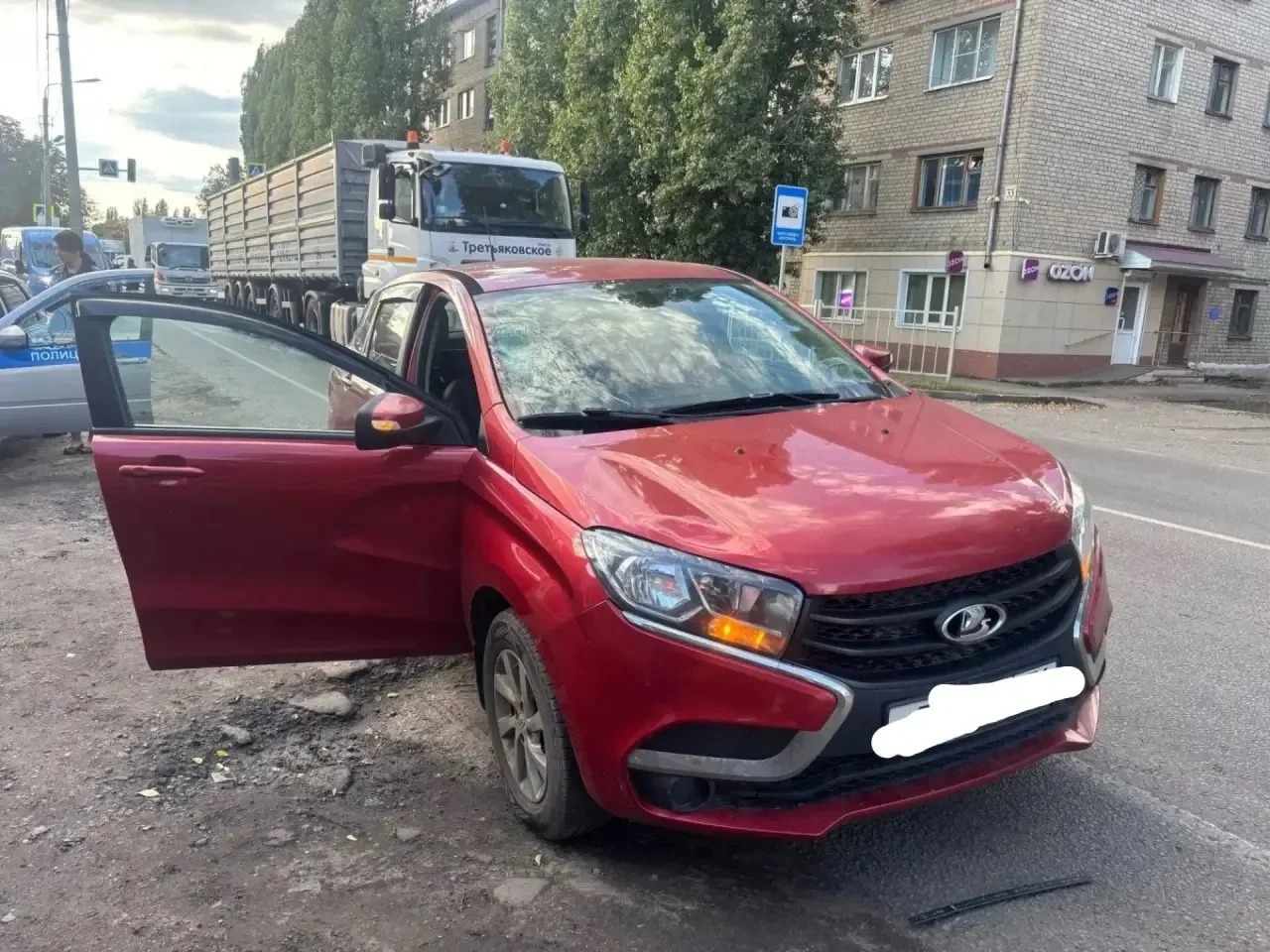 ПОДРОСТОК ПОПАЛ ПОД МАШИНУ, КОГДА ПЕРЕХОДИЛ ДОРОГУ НА КРАСНЫЙ СВЕТ