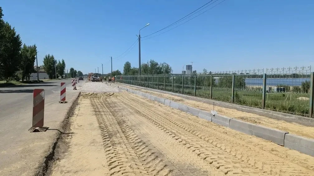 Около пляжа в 7-ом микрорайоне начали обустраивать парковку  Сейчас дорожные рабочие занимаются укла