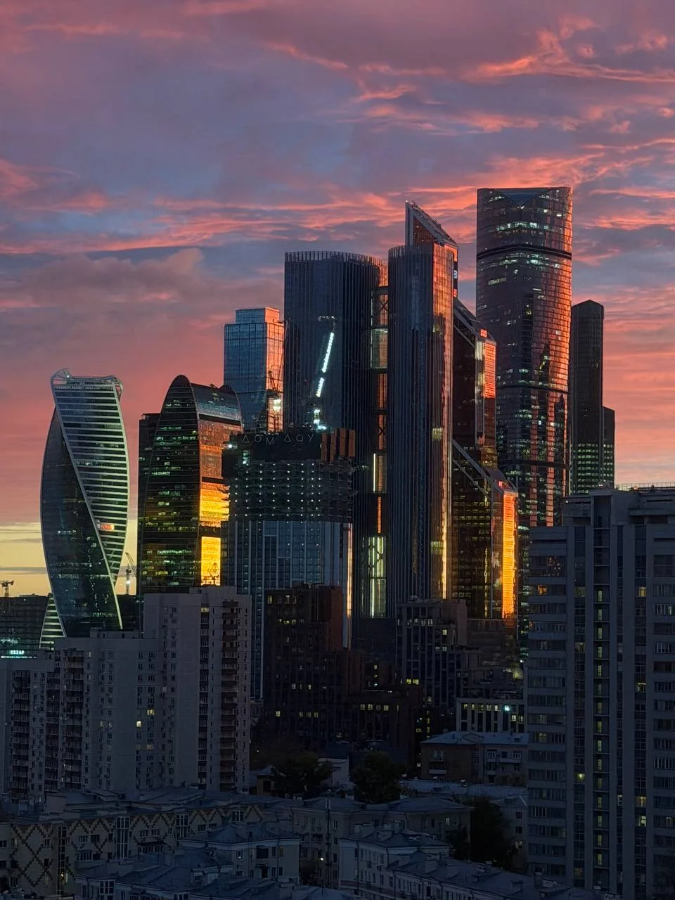 Вот уже несколько дней подряд в Москве просто фантастические закаты 🌇 которые заставля...