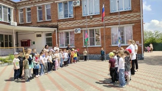 Во время традиционной церемонии поднятия флага Российской Федерации, флагов Краснодарск...