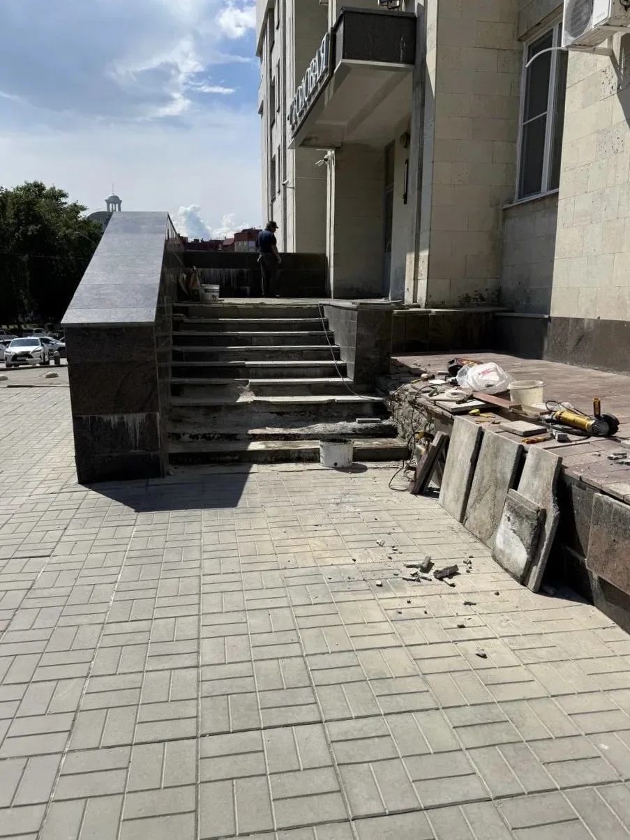 Ремонтируют лесенку у столовой «Дома Советов»