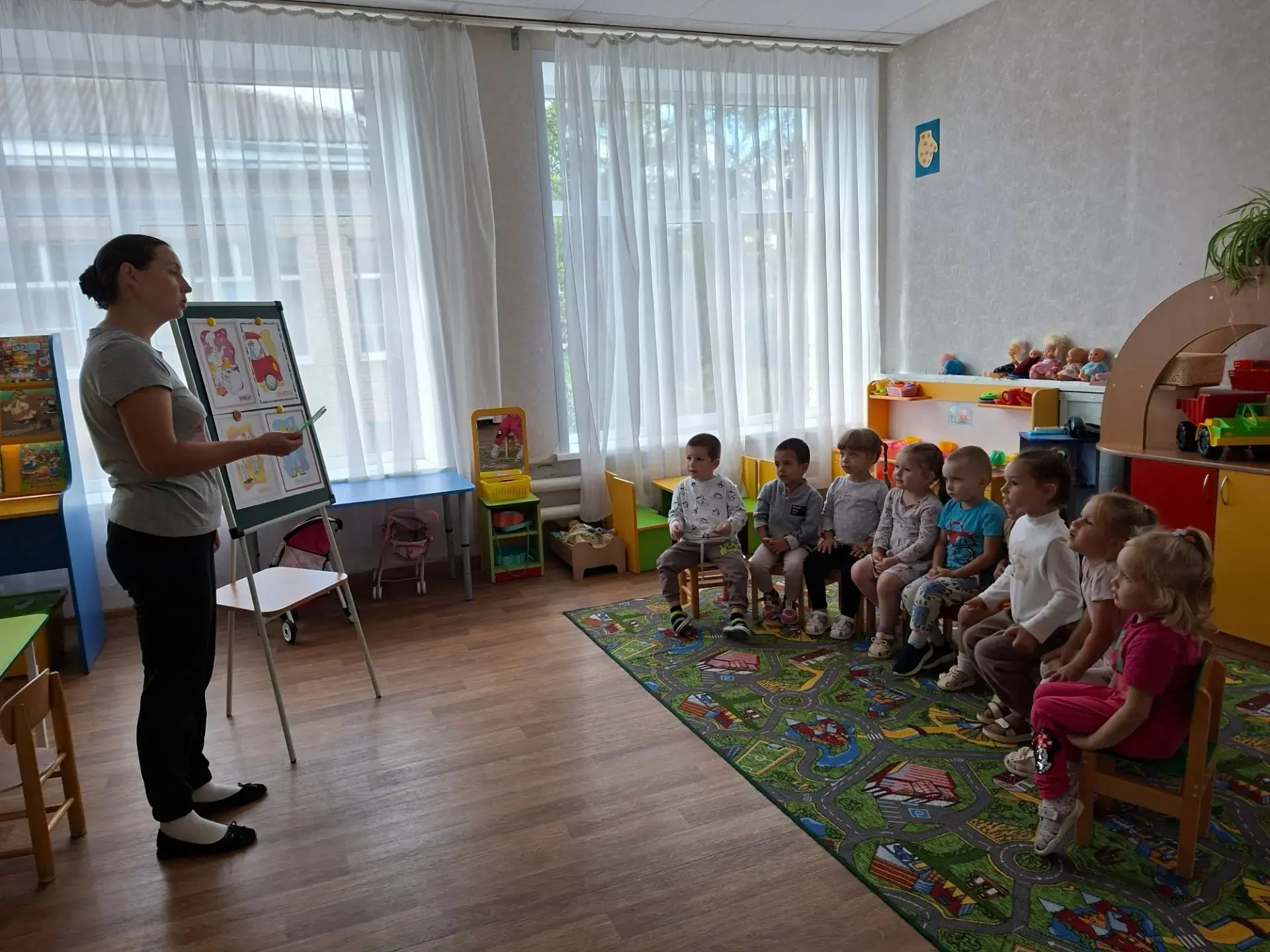 Сегодня в первой младшей группе "Капельки" прошёл досуг  "Все профессии нужны, все проф...