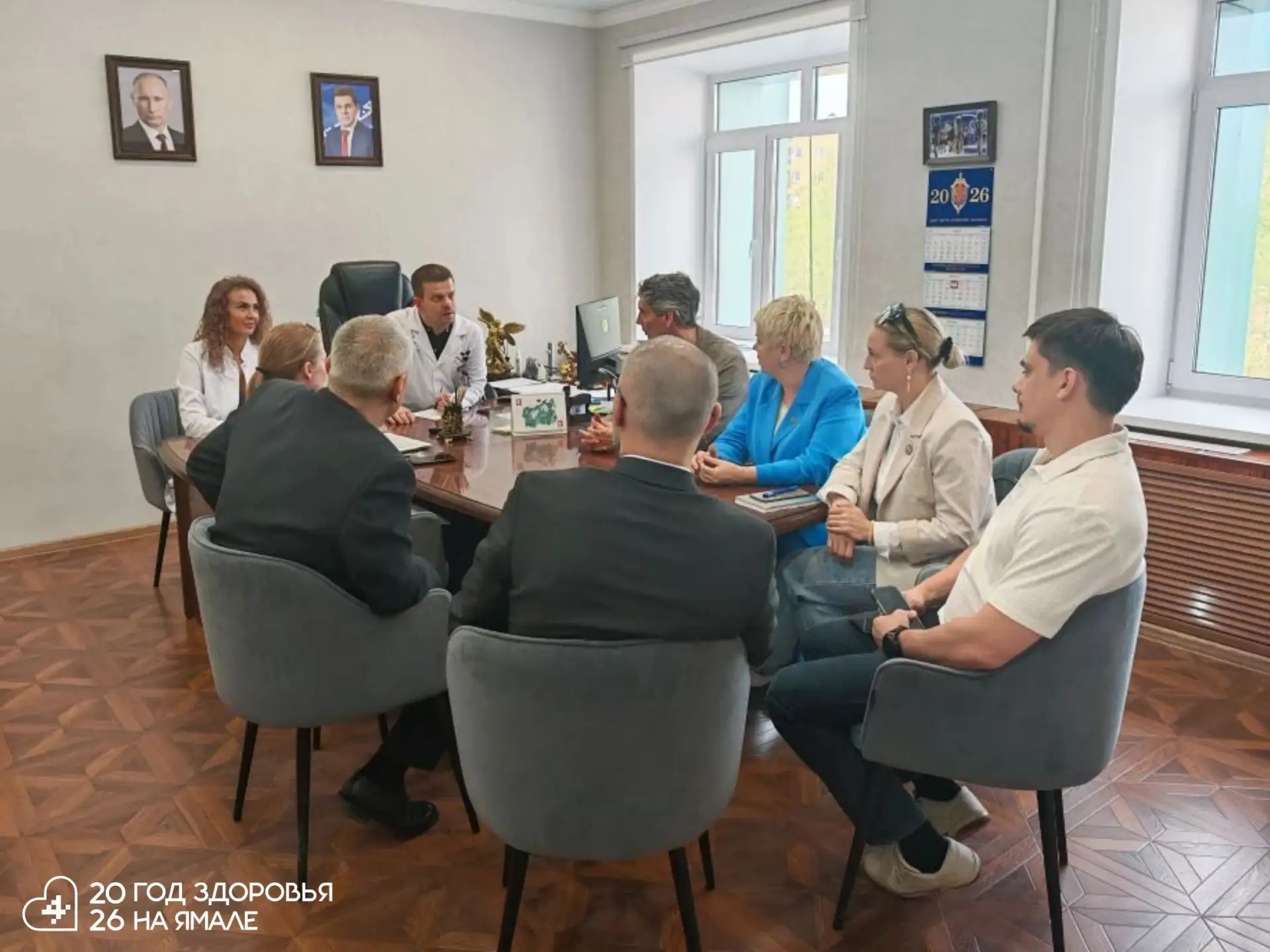 Главный врач Иван Швецов вместе с представителями администрации, ассоциации ветеранов СВО и председа