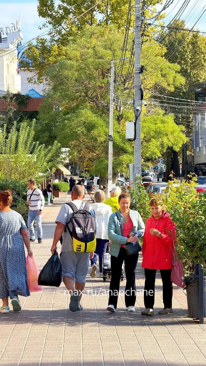 Анапа, улица Горького в районе центрального пляжа, 7 октября 2026.