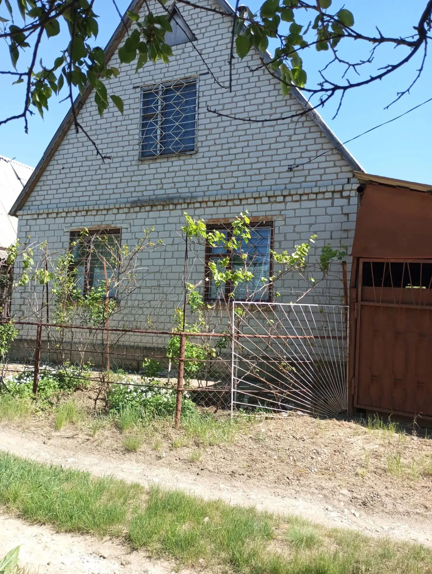 Продам дачу на Лутугинском водохранилище. Цена договорная. Звонить +79592076165