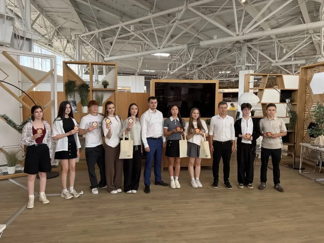 🏆 Торжественное награждение

В администрации города прошло особенное событие — чествовали победител