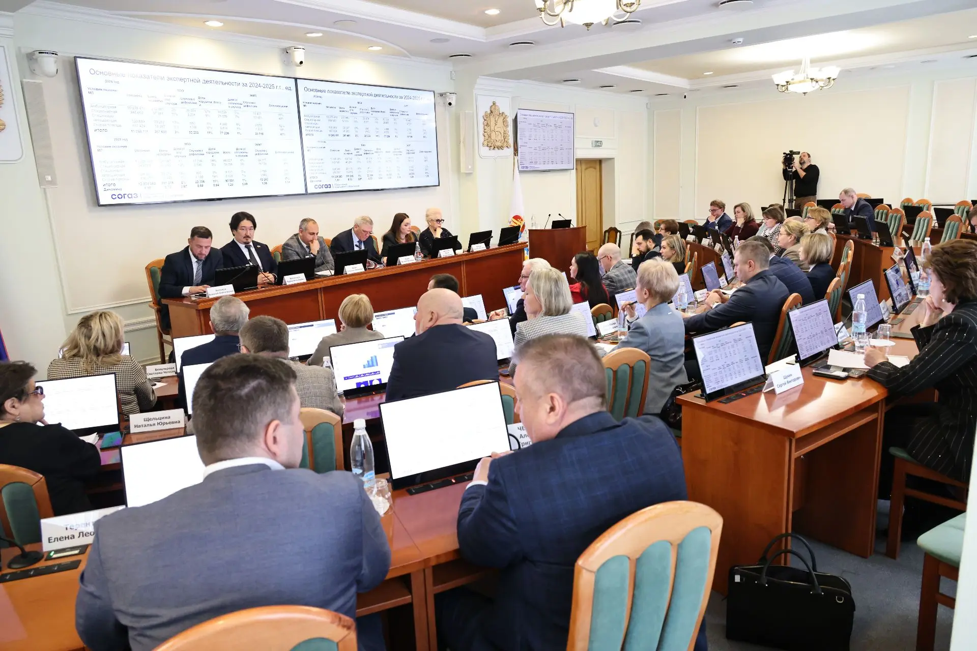 Только представьте: из 12 минут приема врача по ОМС доктор общается «глаза в глаза» с пациентом чуть