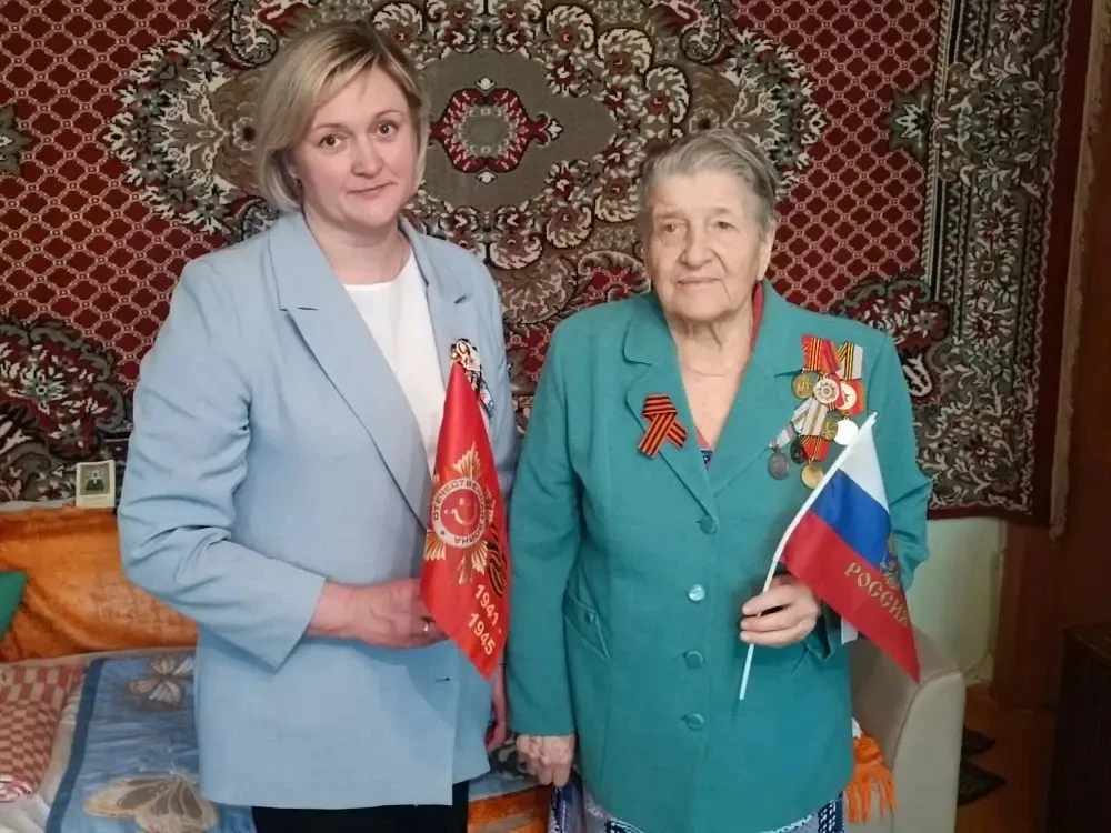 9 мая директор ГАУСО КЦСОН в г.Гае Примачек Е.Г. навестила ветерана Великой Отечественн...
