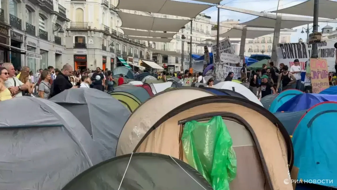 Палаточный лагерь митингующих в центре Мадрида продолжает расти, передает корреспондент...