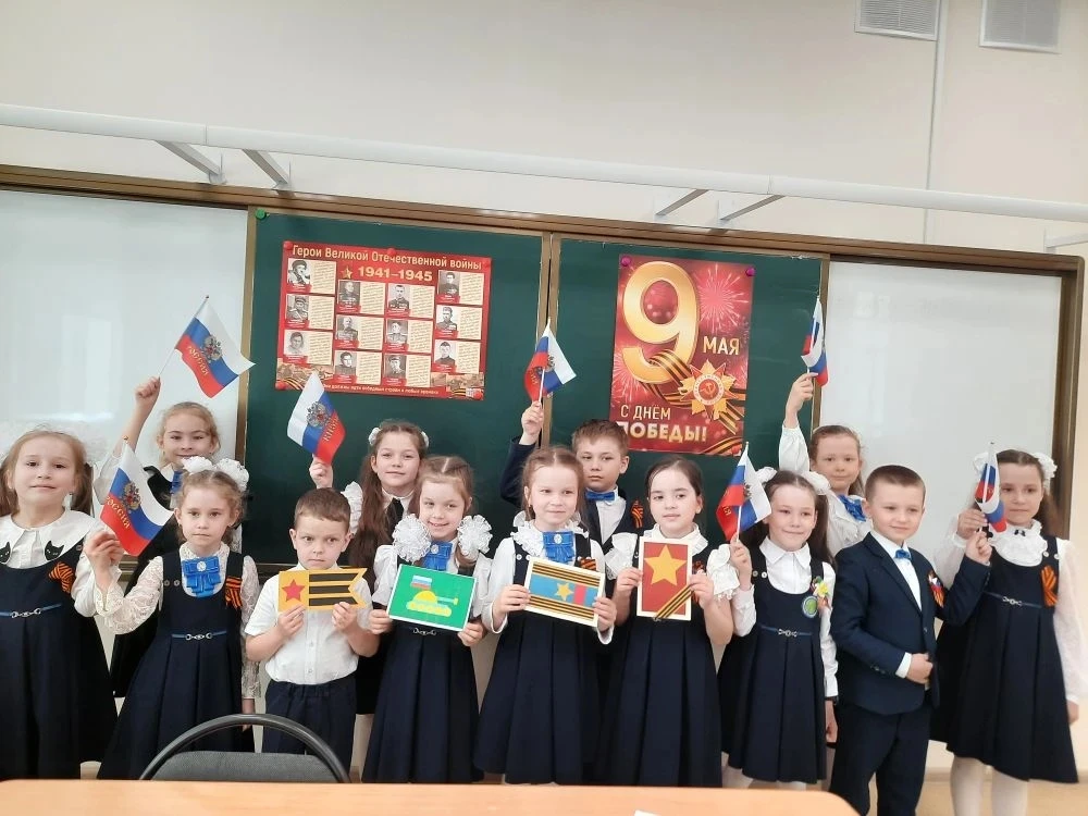 В 1«Г» классе прошёл Урок Победы, который запомнится ребятам надолго.  Малыши не просто слушали — он