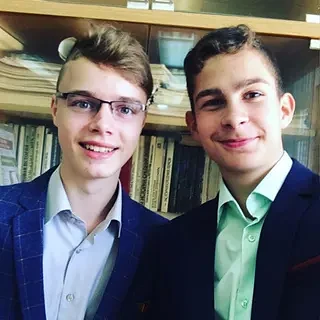 РАДИ ДРУЖБЫ!

К 1 сентября Сергей готовился особенно тщательно. Сам за два дня выгладил костюм-тройк