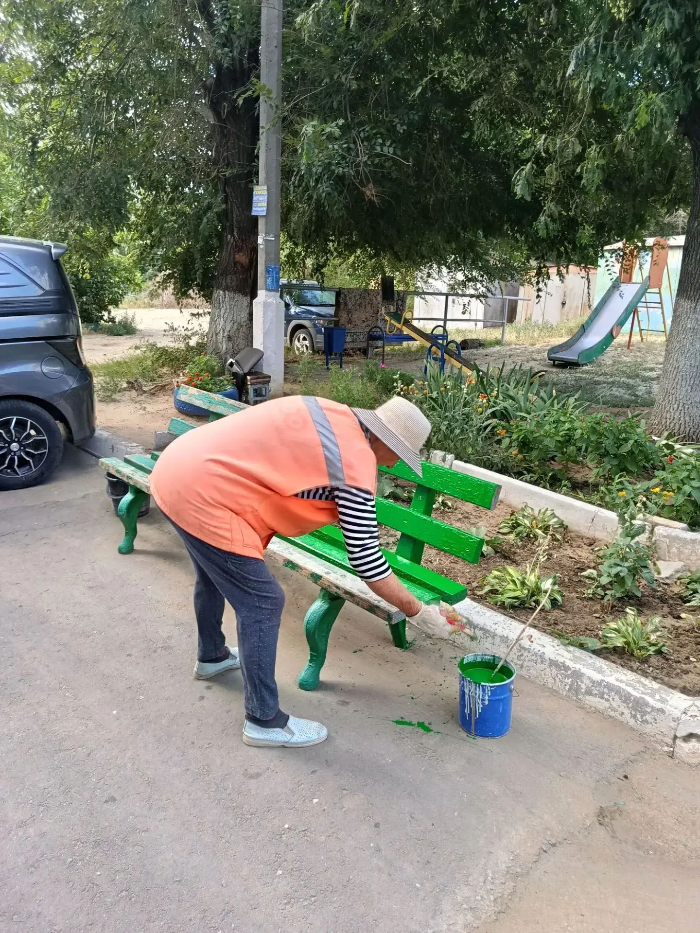 Покраска лавочек ул. 35 Гвардейская, 3/1