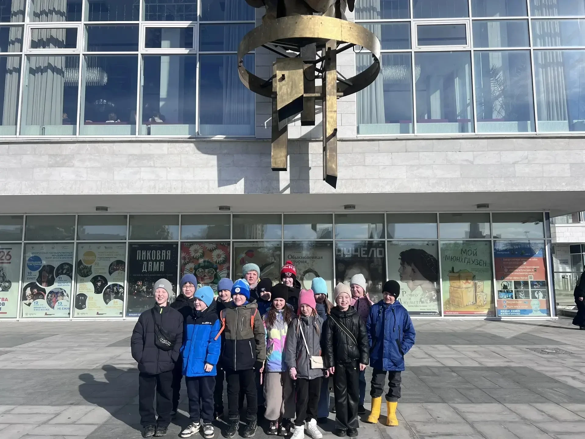 ✨ Путешествие в сказку: 3 «Б» в Театре юного зрителя! ✨    В воскресенье ребята из 3 «Б» класса отпр