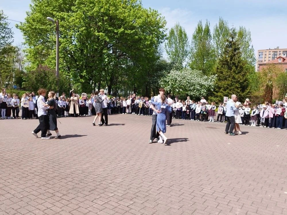 📸 Вспоминая и чтя: наша школа присоединилась к акциям «Бессмертный полк» и «Вальс Победы» 5 мая 2026