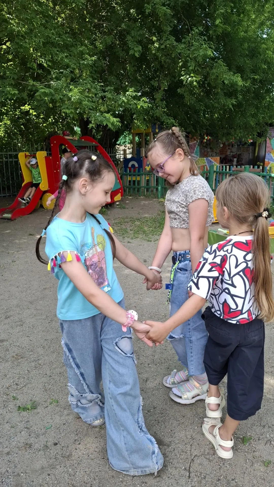 Вот оно какое, наше лето,🌼🦋🌸
Лето яркой зеленью одето.🌿
Лето жарким солнышком согрето,☀️
Дишит л