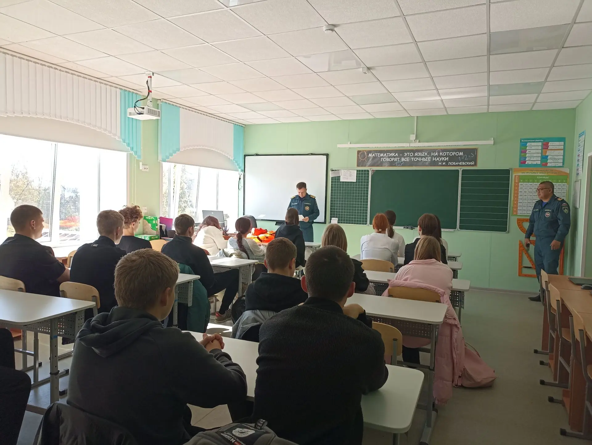 Инспектора ГИМС провели занятие с обучающимися Дмитриевской СОШ по теме "Безопасность н...