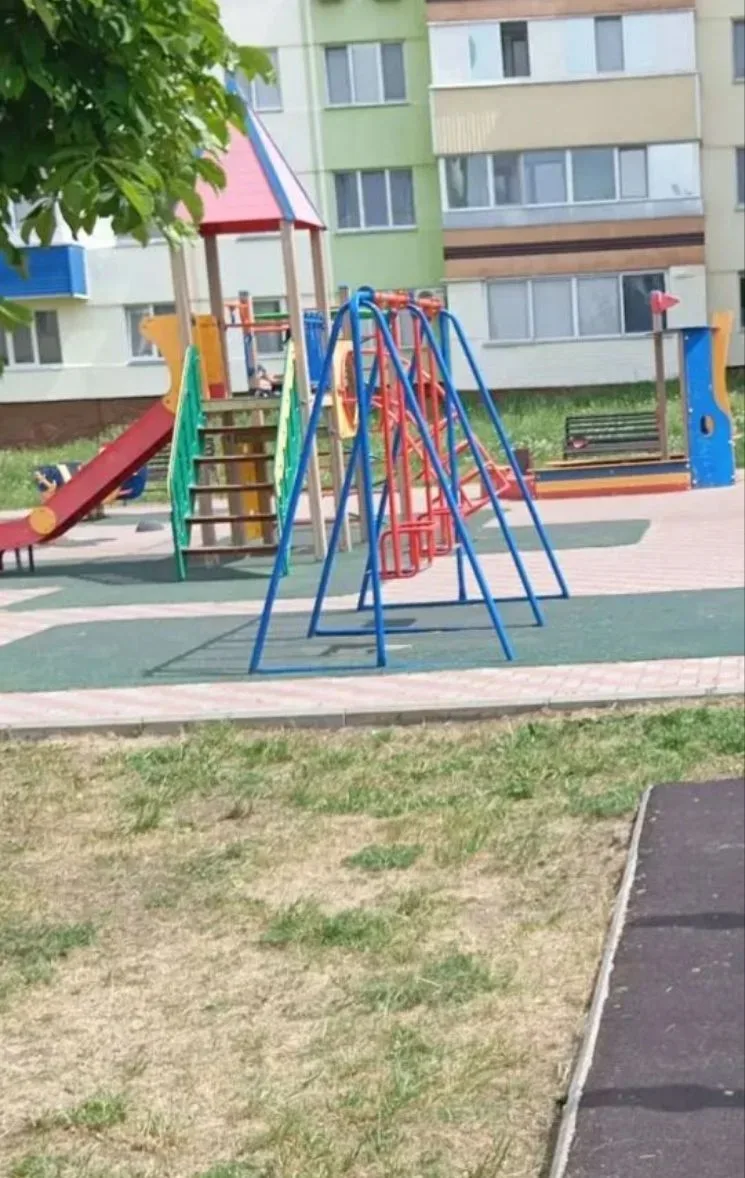 🏡🛝🪁Помимо ежедневной уборки придомовой территории, в летний период наши сотрудники у...