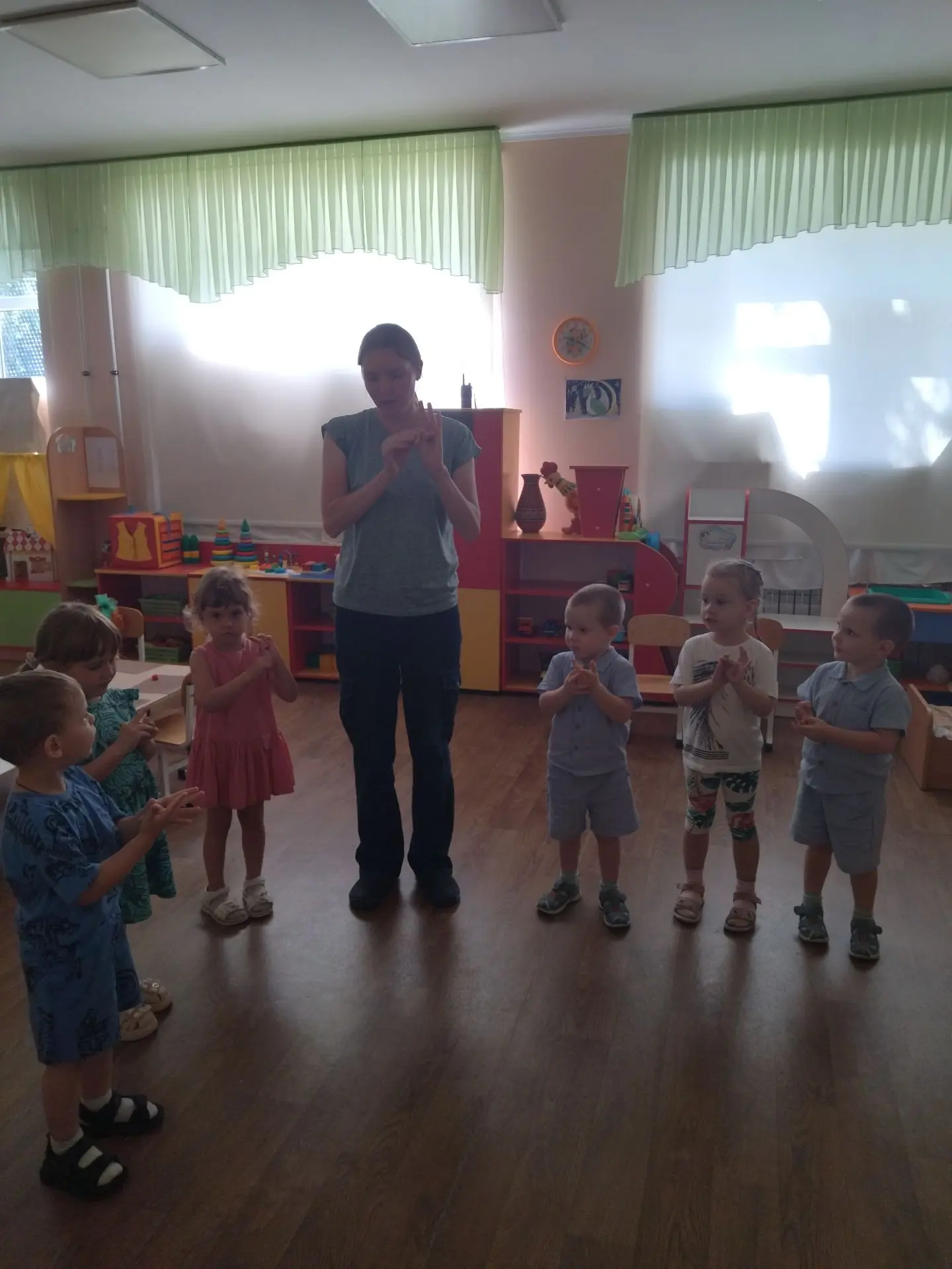 Занятие по лепке в младшей группе     Сегодня в младшей группе было проведено занятие по лепке на те
