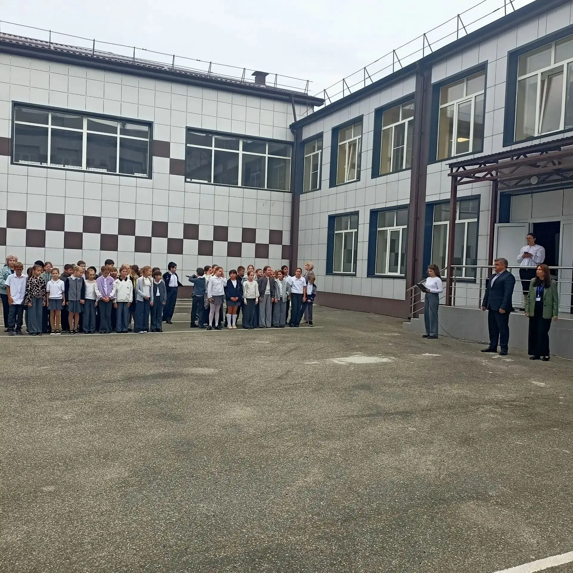 🚩 В этот понедельник наша неделя вновь началась с торжественного поднятия флага Россий...