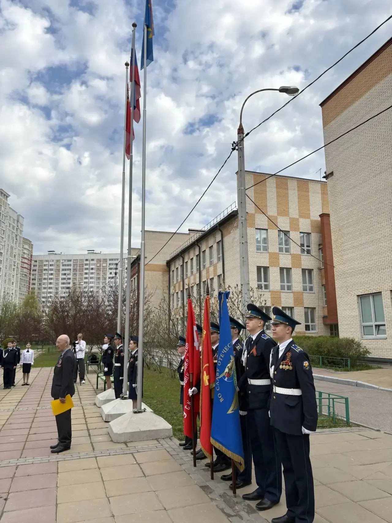 Добрый день, уважаемые гости, педагоги, учащиеся!  Сегодня в нашей школе прошла торжественная линейк
