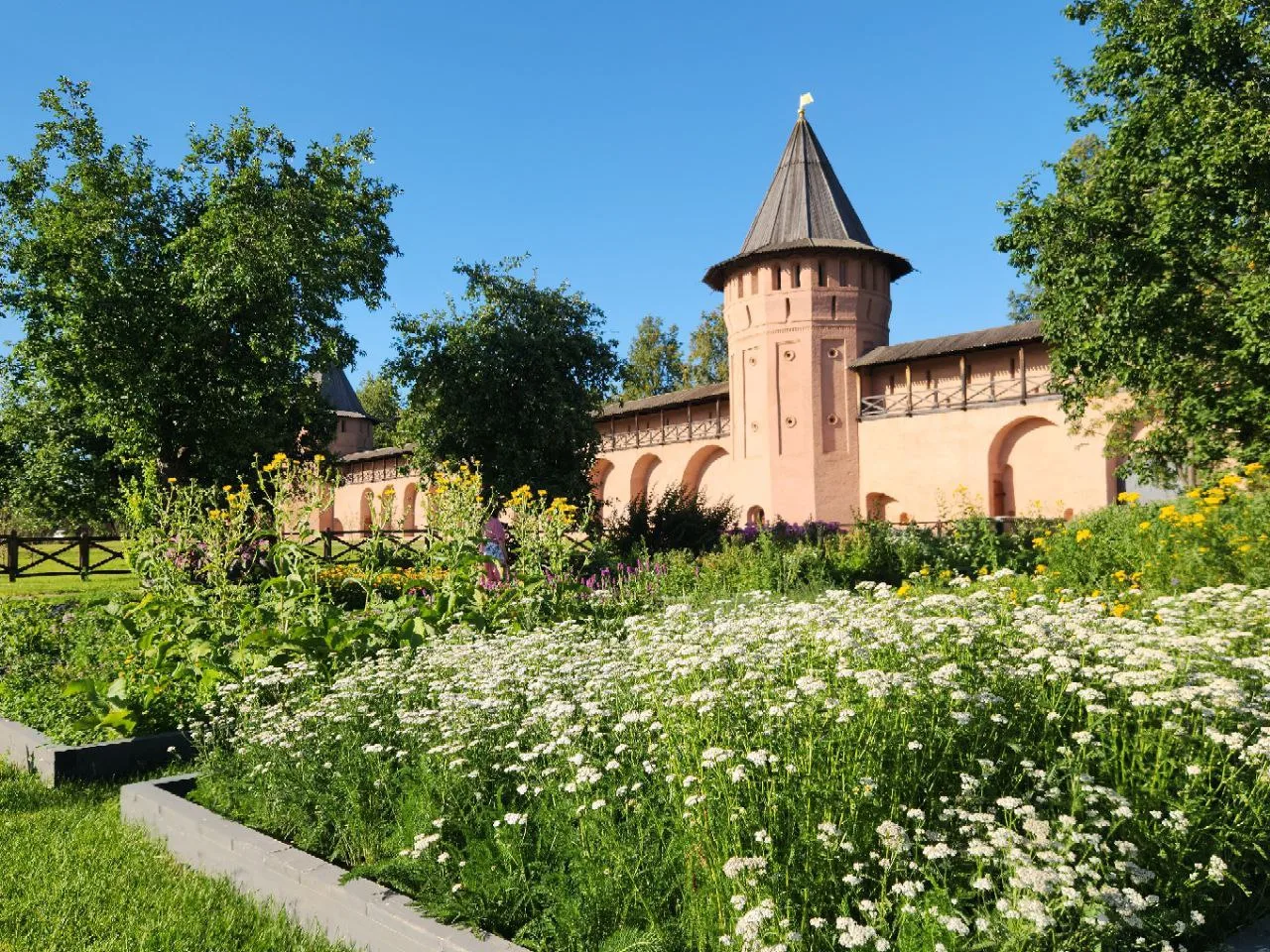 📍Спасо-Евфимиев монастырь

Это исторический и эстетический объект нашей страны, расположенный в гор