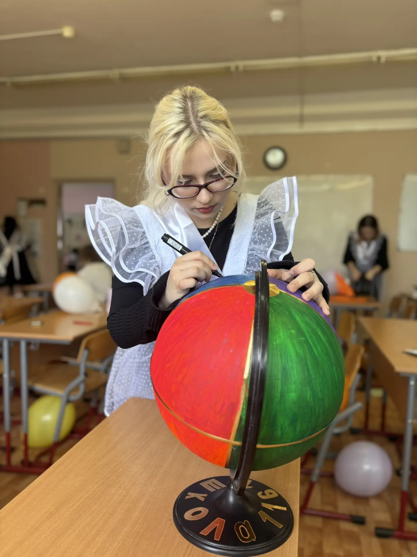 🌟Глобус школьной памяти! 🌟  🥰В корпусе «Бунин» есть особенная, тёплая традиция, которая связывает пр