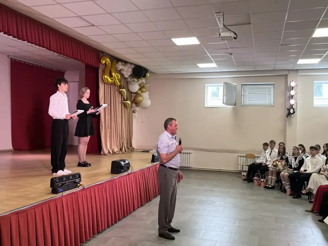 🔔 Время лететь в большую жизнь: Последний звонок для 11-классников!  Сегодня в стенах нашей школы пр