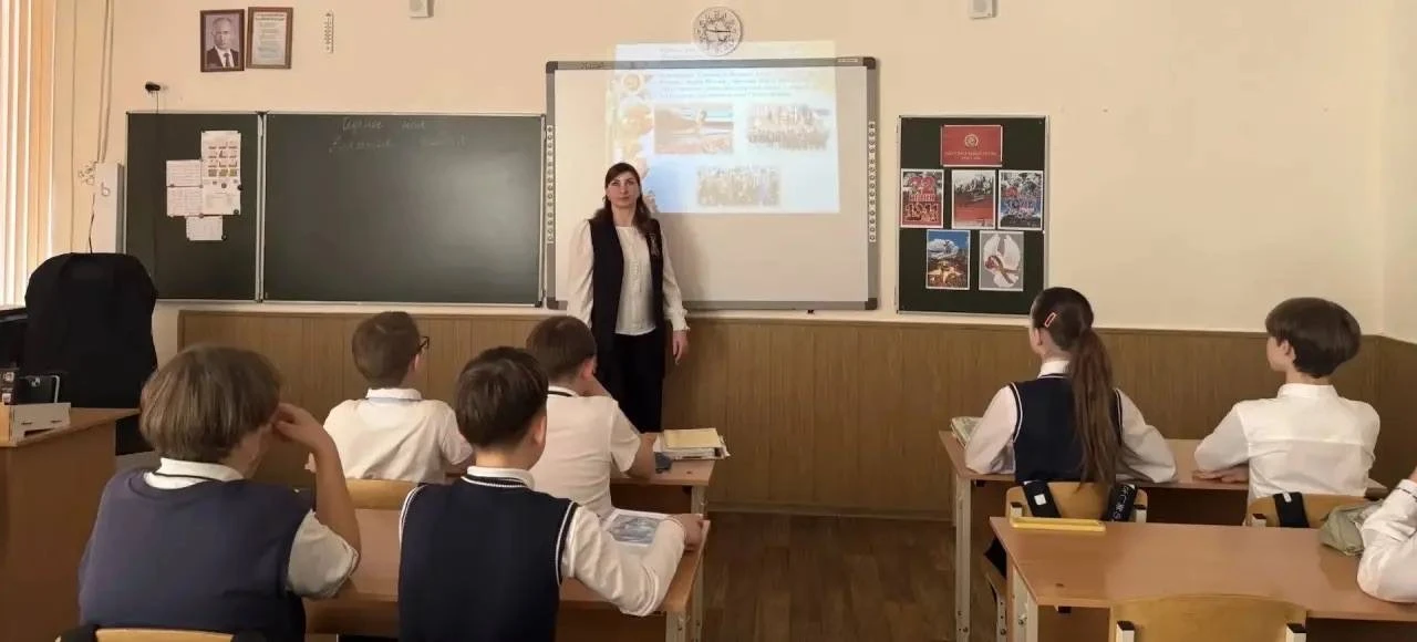 Сегодня в 6 "А" и 7 "А"  классах прошел классный час, посвященный 9 Мая. 🕊️  Мы говорили о том, что 